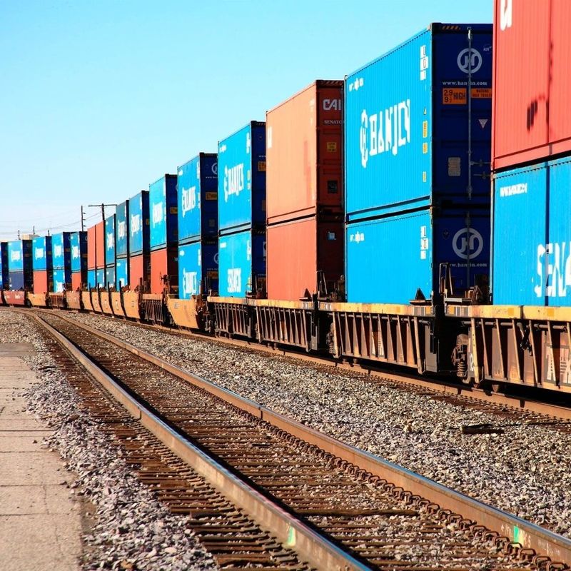 Train embarquant la ligne ferroviaire de Chine au fret ferroviaire international exprès de l'itinéraire FCL de l'Europe ou de LCL